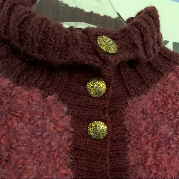 Hand knit merlot wool sweater with contrast details & beautiful buttons - Picture 3 of 11
